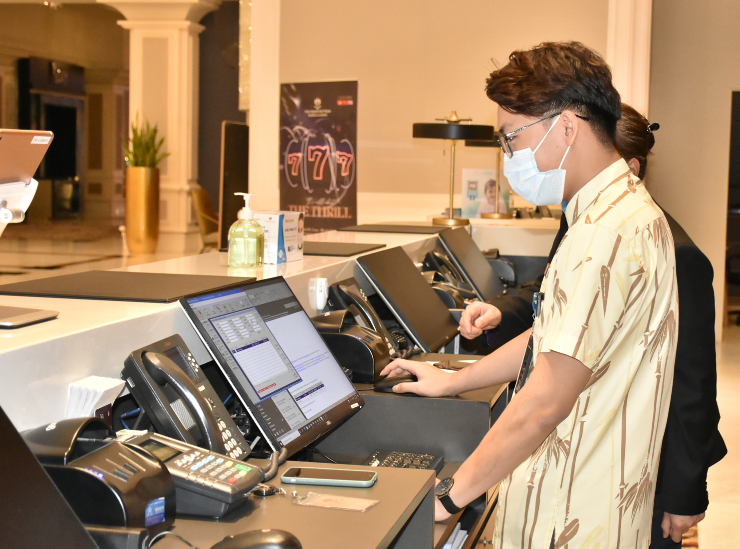 Nhân viên lễ tân The Grand Hồ Tràm Resort & Casino tiếp nhận và trả lời email đặt dịch vụ của khách ngay khi BR-VT công bố thông tin resort được thí điểm đón khách du lịch.