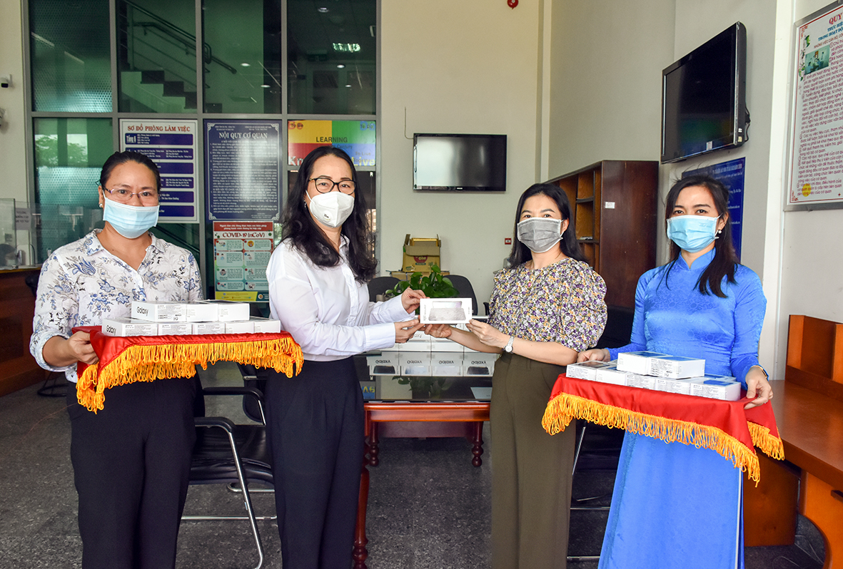 Bà Trần Thị Thu Hiền, Phó Giám đốc Sở Du lịch tỉnh (thứ hai từ phải qua) trao tặng 40 điện thoại thông minh do The Grand Hồ Tràm Strip tài trợ để Sở GD-ĐT chuyển đến các HS có hoàn cảnh khó khăn học online.