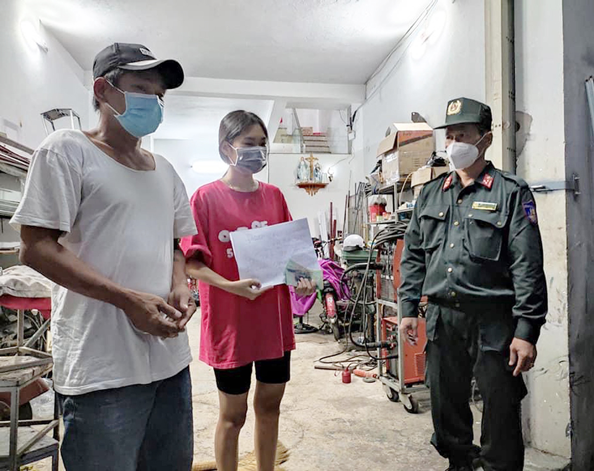 Đại diện Phòng Cảnh sát Cơ động trao tiền và hỗ trợ gia đình đưa cháu Tiên đi Bệnh viện Bà Rịa tiếp tục điều trị.