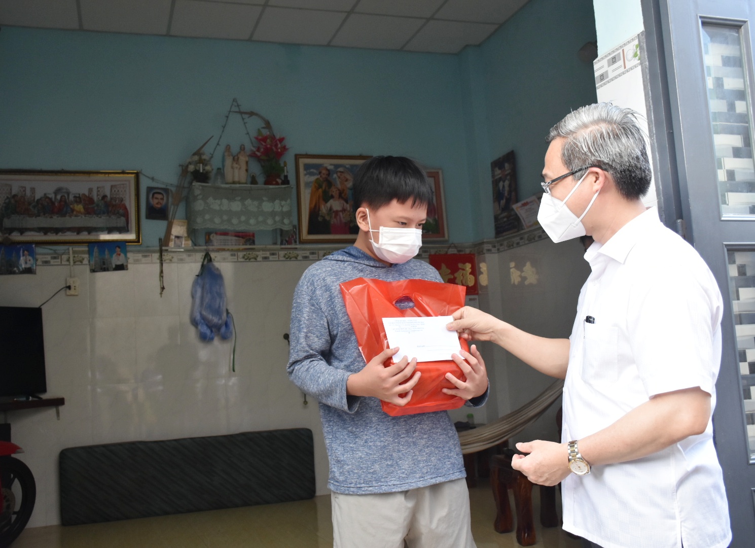  Ông Đặng Minh Thông, Ủy viên Ban Thường vụ Tỉnh ủy, Bí thư Thành ủy, Trưởng Ban Chỉ đạo Phòng, chống dịch COVID-19 TP.Bà Rịa đến thăm, tặng quà cho các em thiếu nhi khó khăn trên địa bàn khu phố 2, phường Phước Trung.