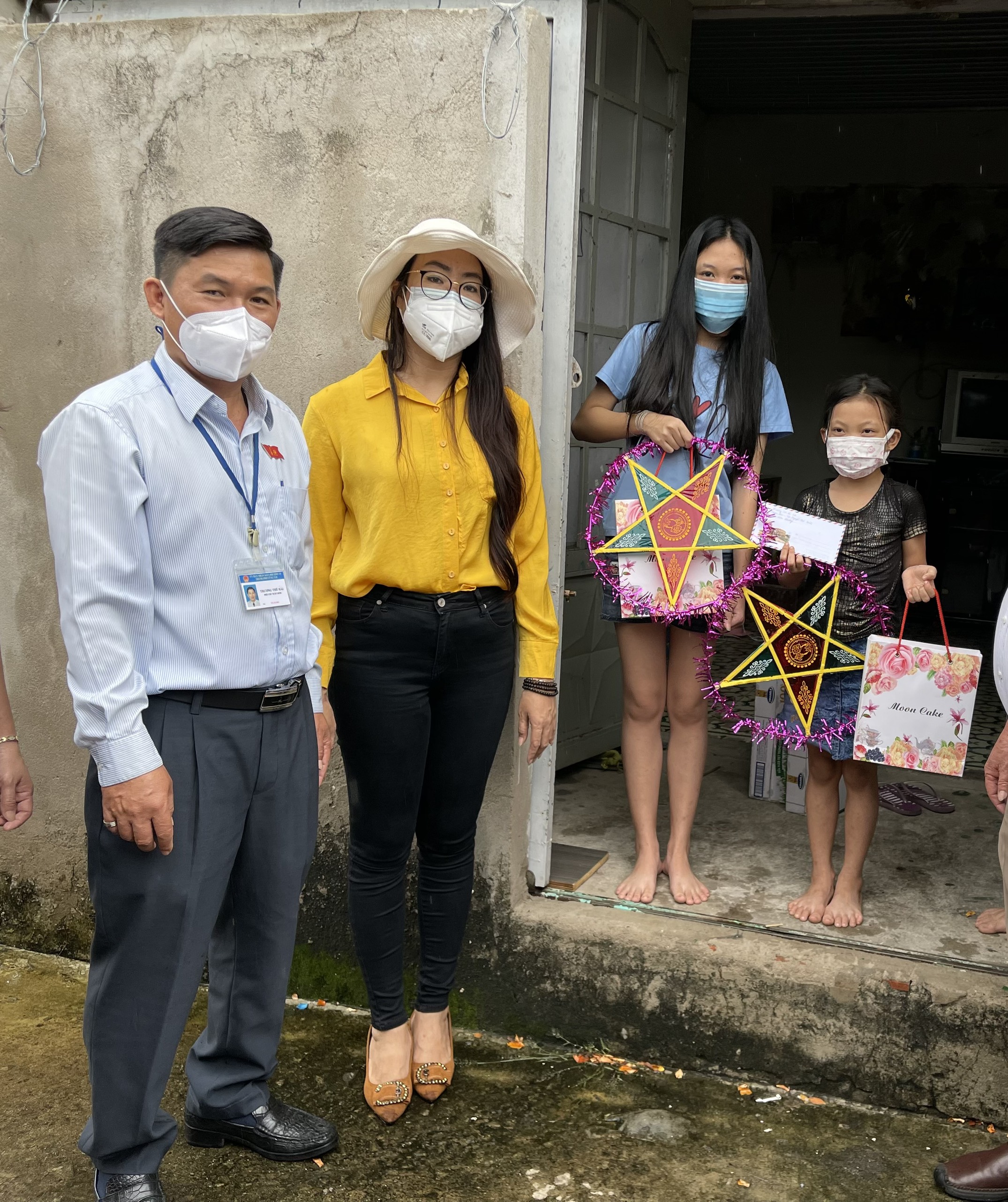 Bà Trần Thị Thanh Thủy, Phó Chủ tịch LĐLĐ TP. Vũng Tàu tặng quà Trung thu cho trẻ em bị ảnh hưởng bởi dịch COVID-19.