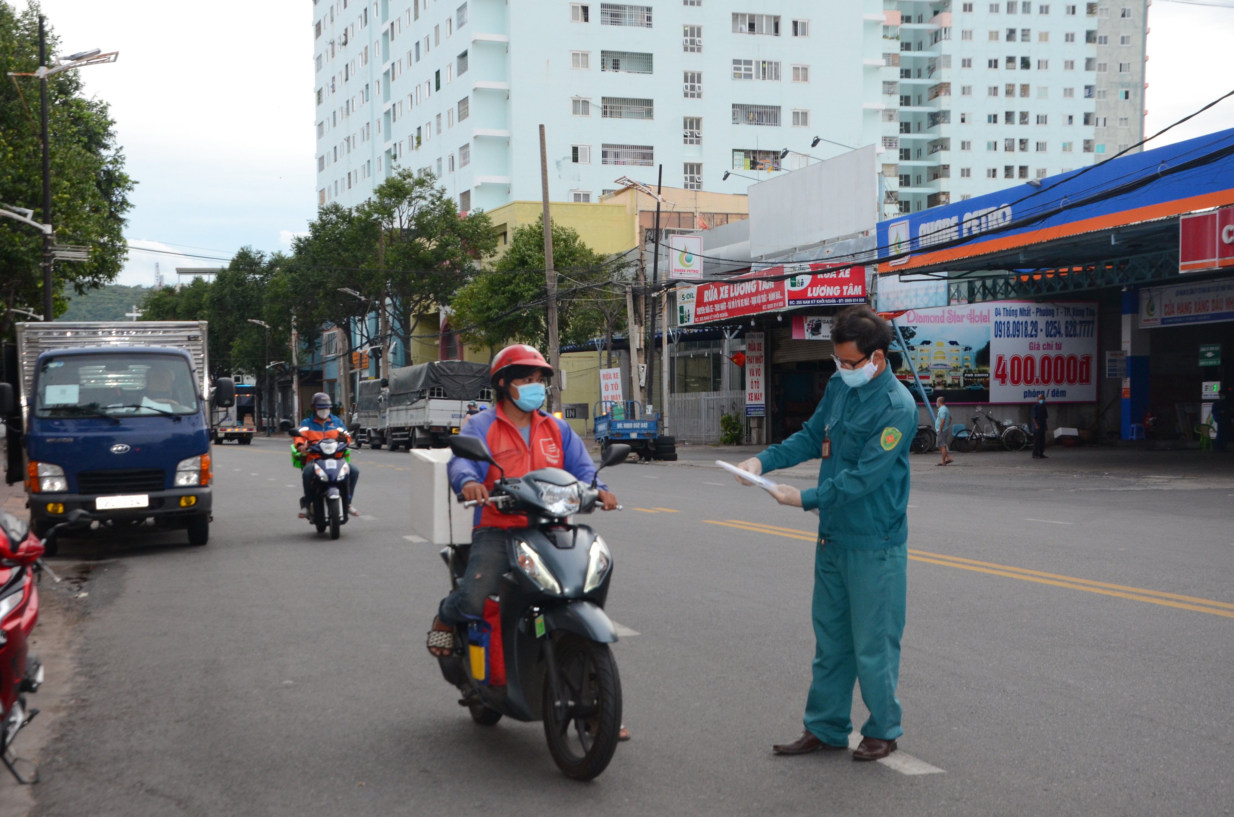 Lực lượng trực chốt bảo vệ vùng xanh của phường 3 (TP.Vũng Tàu) kiểm tra giấy đi đường của shipper tại chốt ở đường Nam Kỳ Khởi Nghĩa.