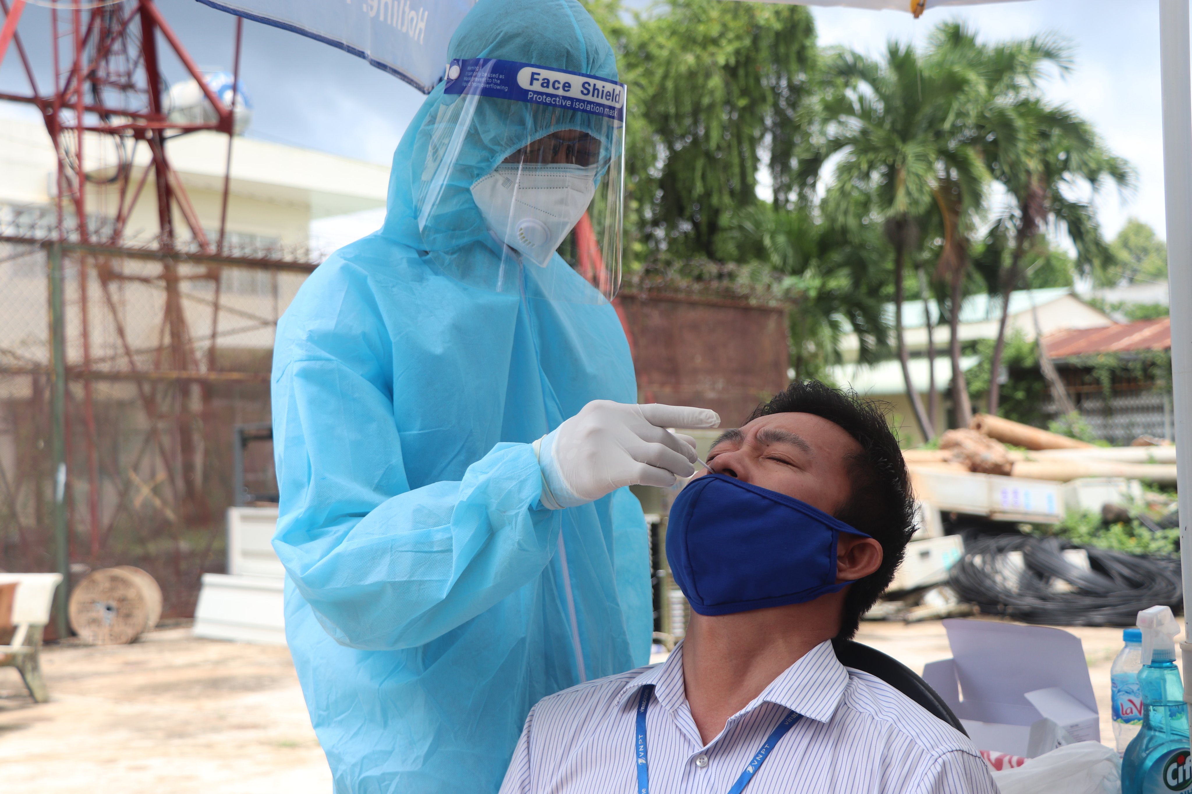 Nhân viên y tế lẫy mẫu xét nghiệm sàng lọc SARS-CoV-2 cho người lao động VNPT huyện Châu Đức. Ảnh: ĐINH HÙNG