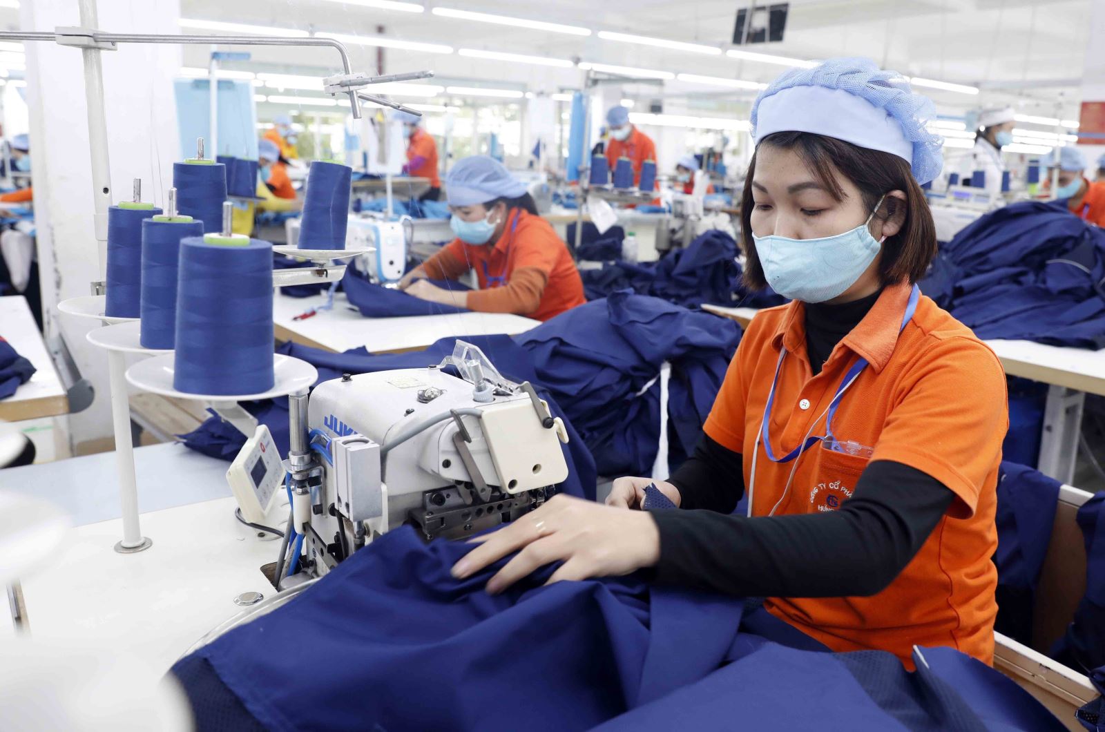 Ngành dệt may đứng trước nhiều khó khăn trong dịch COVID-19. Ảnh: TTXVN