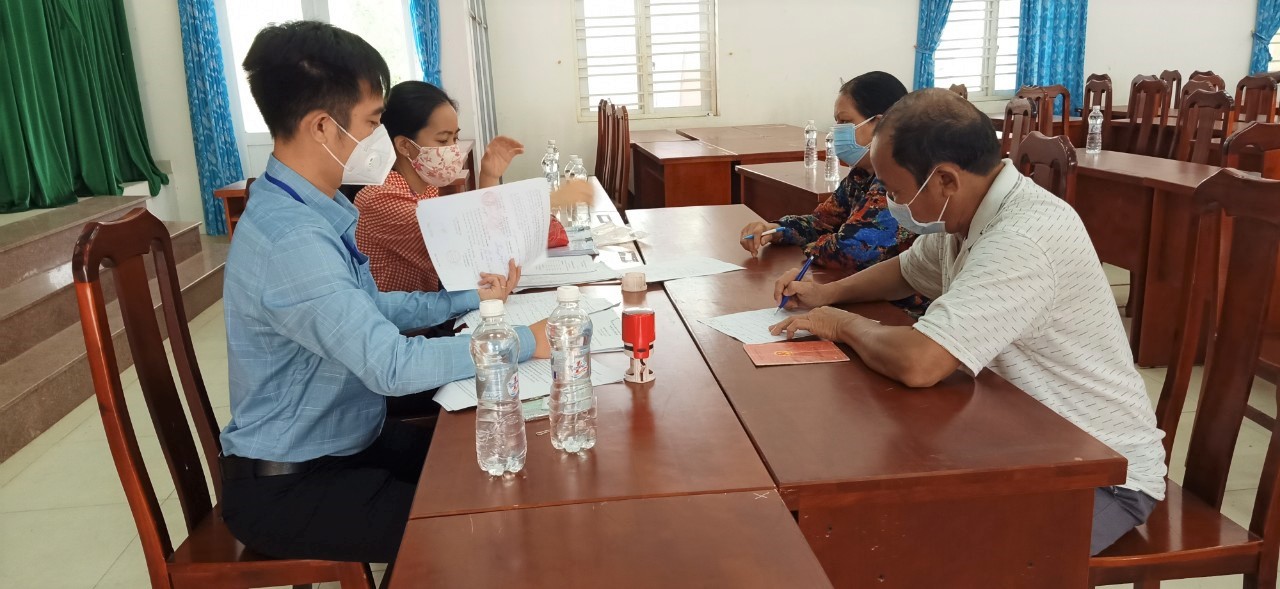 Hội viên nông dân làm thủ tục nhận tiền giải ngân dự án chăn nuôi bò sinh sản tại xã Suối nghệ, huyện Châu Đức.