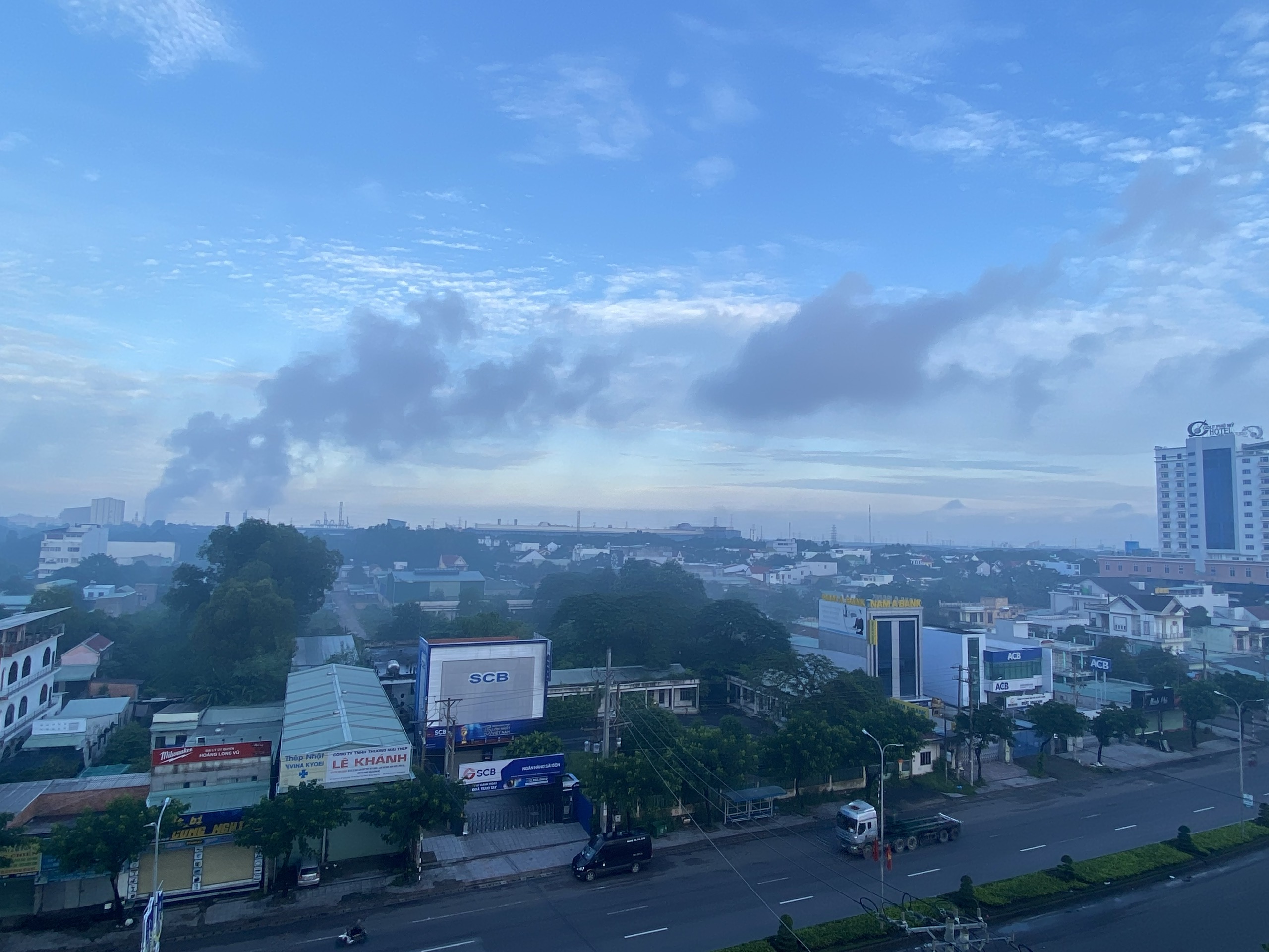 Hoạt động sản xuất tại các KCN phát sinh một số sự cố gây ảnh hưởng môi trường không khí. Trong ảnh: Một góc Khu công nghiệp Phú Mỹ 1.