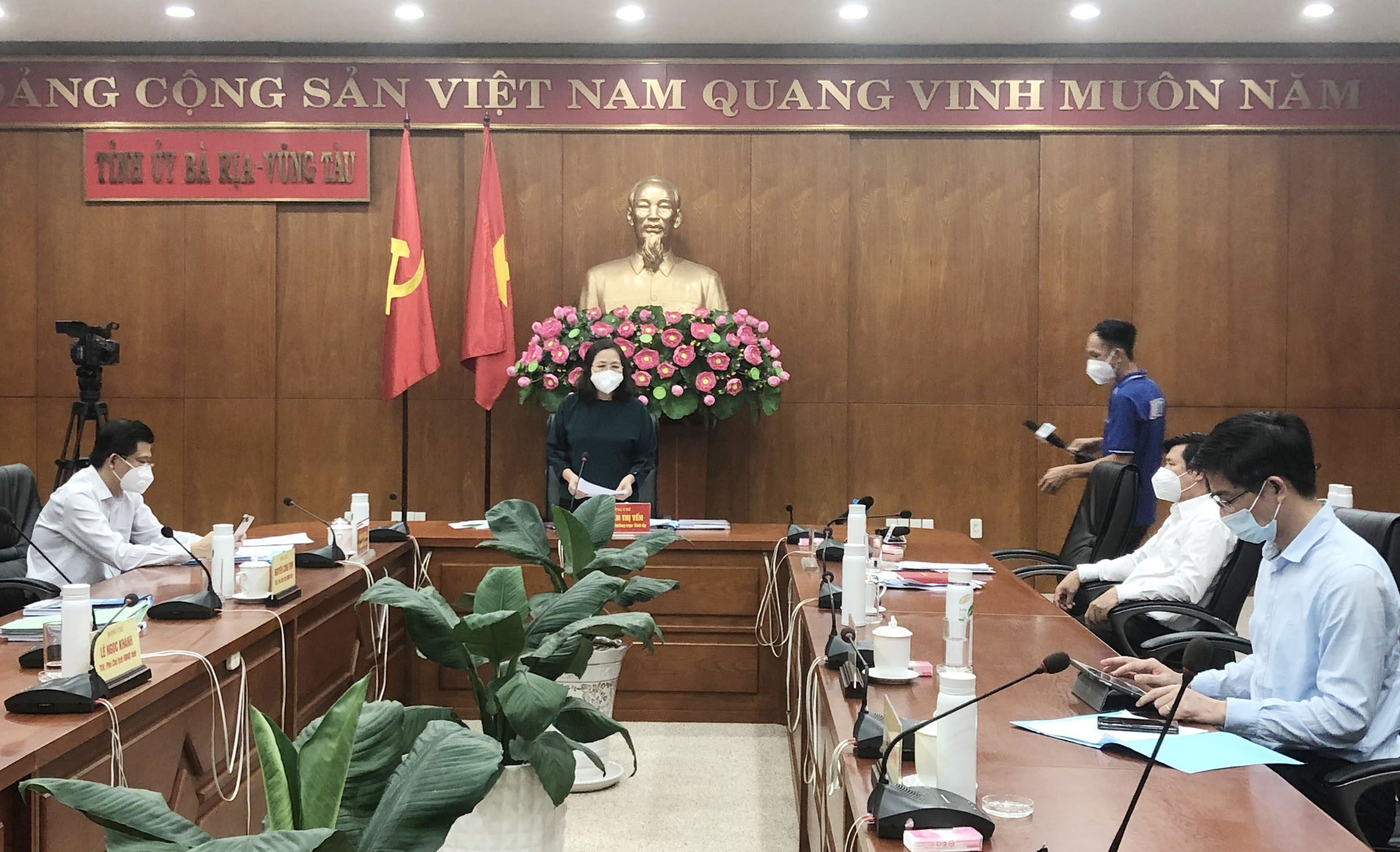 Bà Nguyễn Thị Yến, Phó Bí thư Thường trực Tỉnh ủy, Trưởng Đoàn ĐBQH tỉnh, Phó Trưởng BCĐ Phòng, chống dịch COVID-19 tỉnhkết luận tại buổi họp báo.