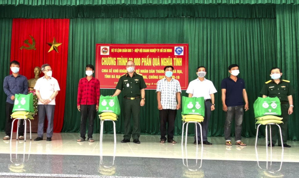 Đại diện Bộ Tư lệnh Quân khu 7 và Hiệp hội Doanh nghiệp TP. Hồ Chí Minh trao tặng “Phần quà nghĩa tình” cho các hộ dân có hoàn cảnh khó khăn trên địa bàn TP. Bà Rịa.