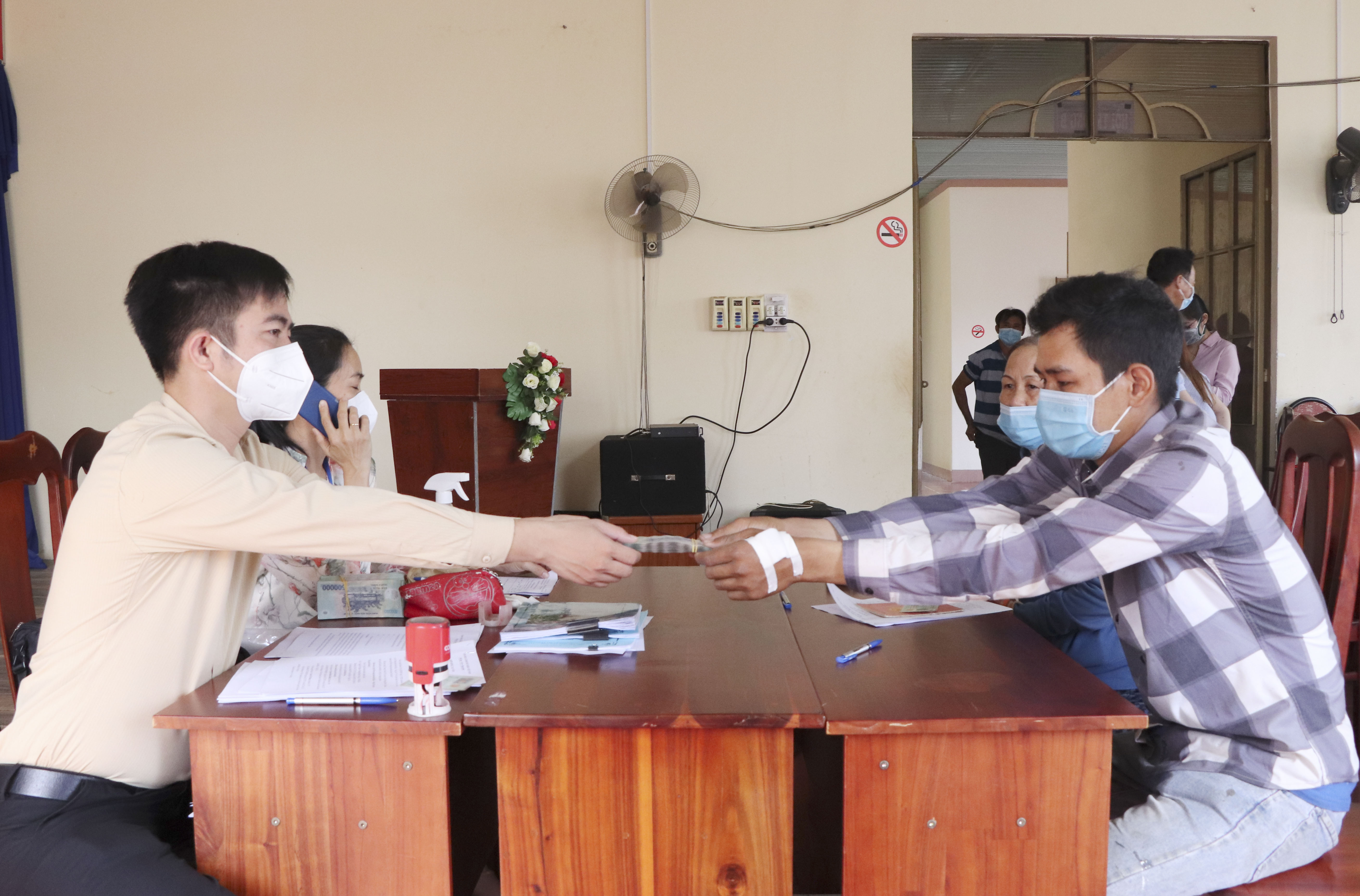 Cán bộ Quỹ HTND tỉnh trao vốn vay 50 triệu đồng cho gia đình hội viên nông dân xã Xuân Sơn để thực hiện dự án “Nuôi bò sinh sản”.