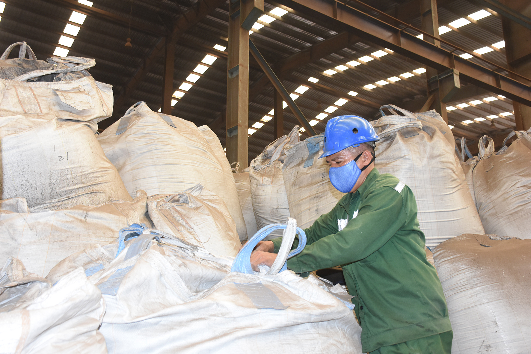 Lưu giữ bụi lò thép trong kho chờ xử lý tại Nhà máy thép miền Nam.