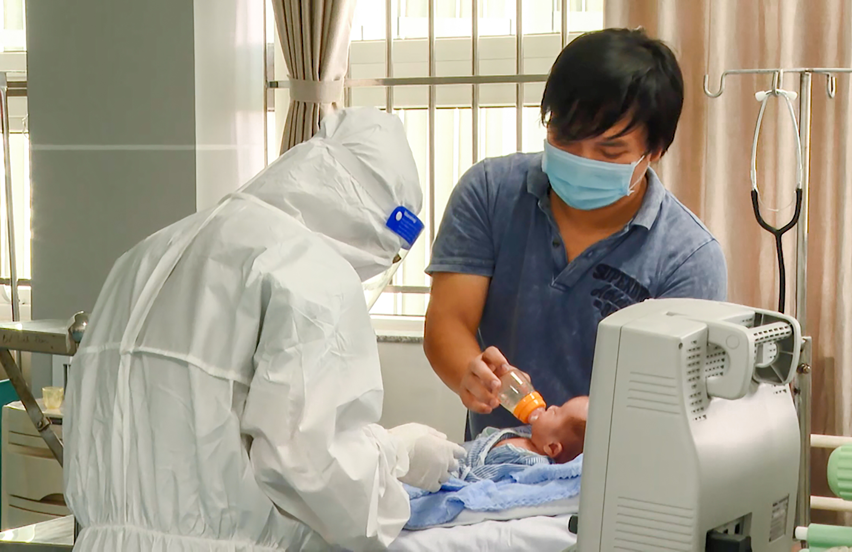 Bác sĩ thăm khám cho một bệnh nhi điều trị COVID-19 tại cơ sở điều trị COVID-19 Bệnh viện Vũng Tàu. Ảnh MẠNH THẮNG