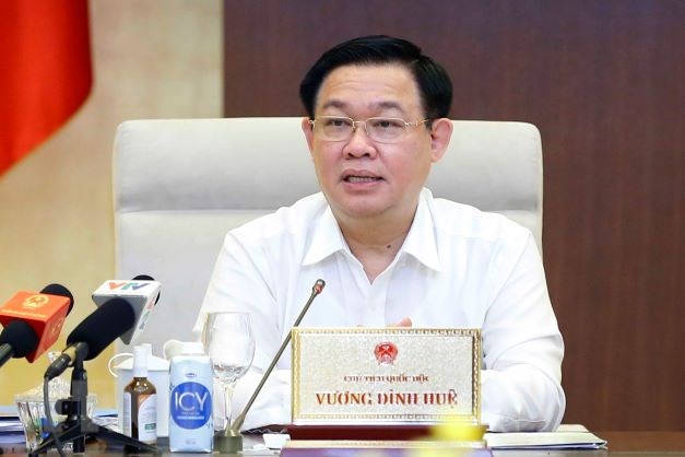Chủ tịch Quốc hội Vương Đình Huệ phát biểu trong cuộc họp.