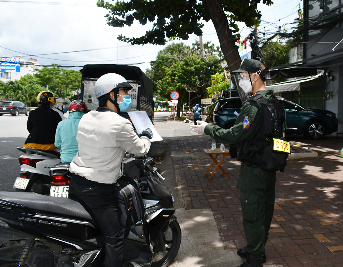 Người lao động cùng một địa phương được di chuyển bằng xe cá nhân (có giấy xác nhận của DN). Chú thích ảnh: Lực lượng chức năng kiểm tra giấy tờ lưu thông trên đường 2-9, TP.Vũng Tàu. Ảnh: HUYỀN TRANG