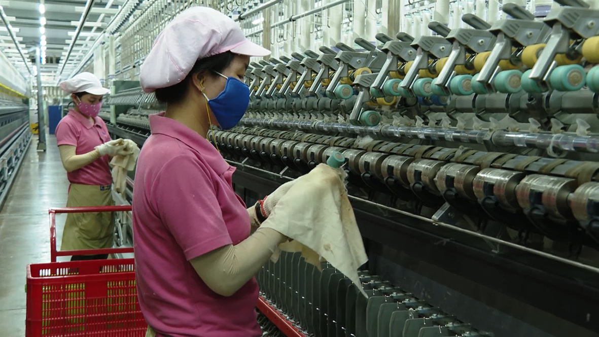 Công nhân Công ty TNHH Mei Sheng Textiles Việt Nam trong giờ sản xuất. Ảnh: TRÀ NGÂN