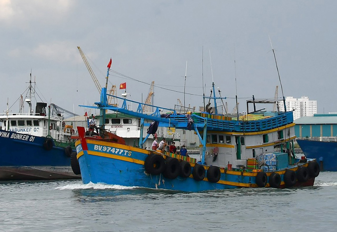 UBND tỉnh cho phép các cảng cá, tàu đánh cá và ngư dân hoạt động trở lại khi đáp ứng đủ các điều kiện phòng, chống dịch theo quy định. Trong ảnh: Tàu dịch vụ hậu cần nghề cá xuất bến từ Cảng Đường thủy nội địa, phường 5, TP. Vũng Tàu. Ảnh: HUYỀN TRANG