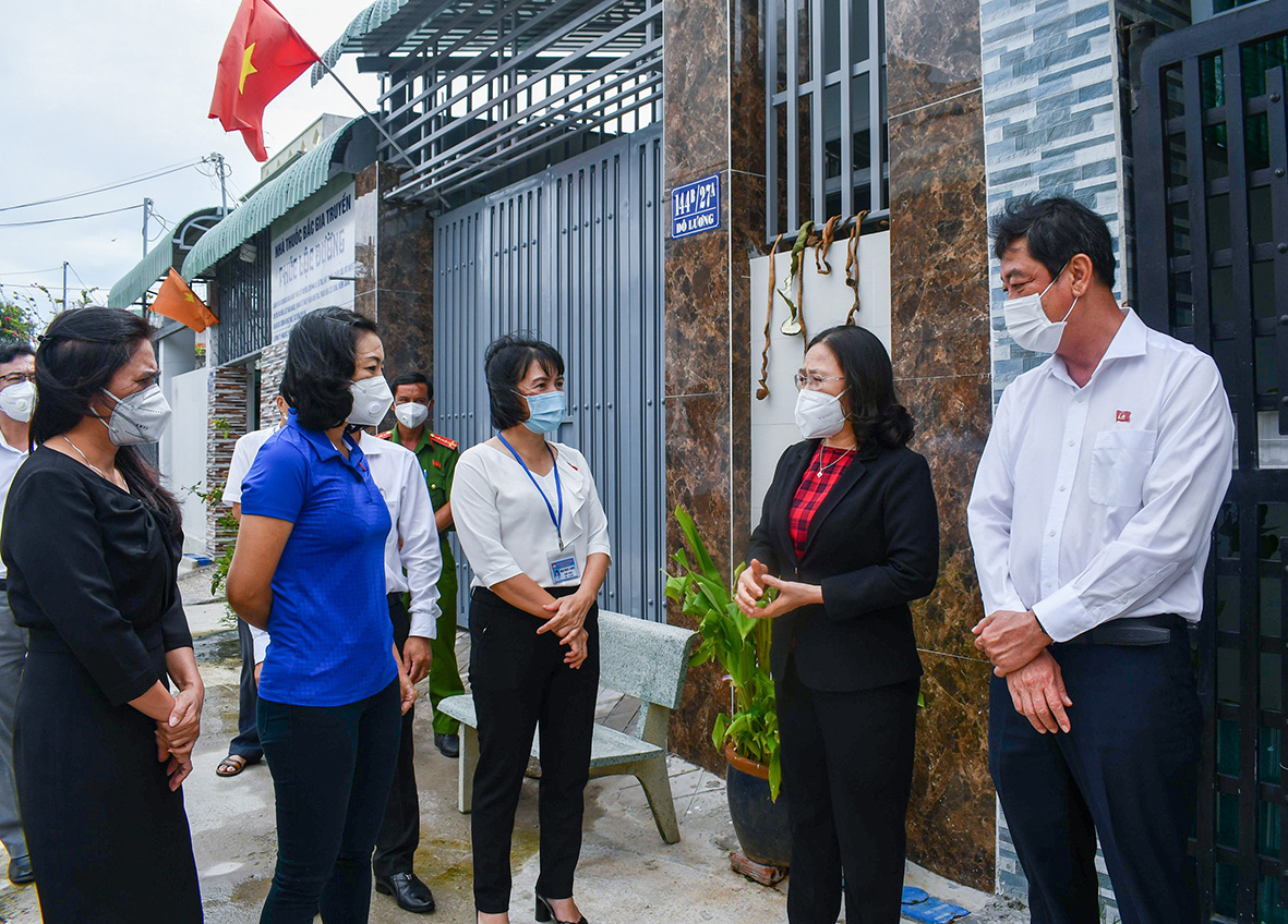 Bà Nguyễn Thị Yến, Phó Bí thư Thường trực Tỉnh ủy, Trưởng Đoàn ĐBQH tỉnh, Phó Trưởng BCĐ Phòng chống dịch COVID-19 tỉnh (thứ hai từ phải qua) trao đổi với lãnh đạo TP.Vũng Tàu và phường 11 về công tác phòng, chống dịch và chăm lo cho cuộc sống của người dân.