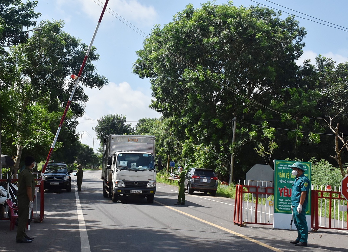 Chốt kiểm soát dịch COVID-19 kiểm tra phương tiện ra, vào tại khu vực giáp ranh huyện Châu Đức với TP.Bà Rịa. Ảnh: NGỌC BÍCH
