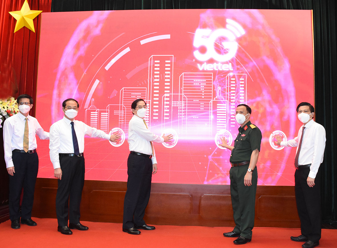 Ông Phạm Viết Thanh, Ủy viên Trung ương Đảng, Bí thư Tỉnh ủy, Chủ tịch HĐND tỉnh (thứ ba từ trái qua); ông Mai Ngọc Thuận, Ủy viên Ban Thường vụ Tỉnh ủy, Phó Chủ tịch HĐND tỉnh (thứ hai từ trái qua và lãnh đạo Viettel BR-VT nhấn nút khai trương dịch vụ 5G Viettel tại BR-VT.