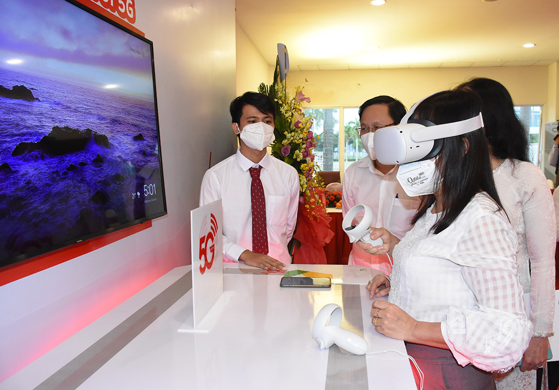 Khách mời trải nghiệm dịch vụ 5G của Viettel
