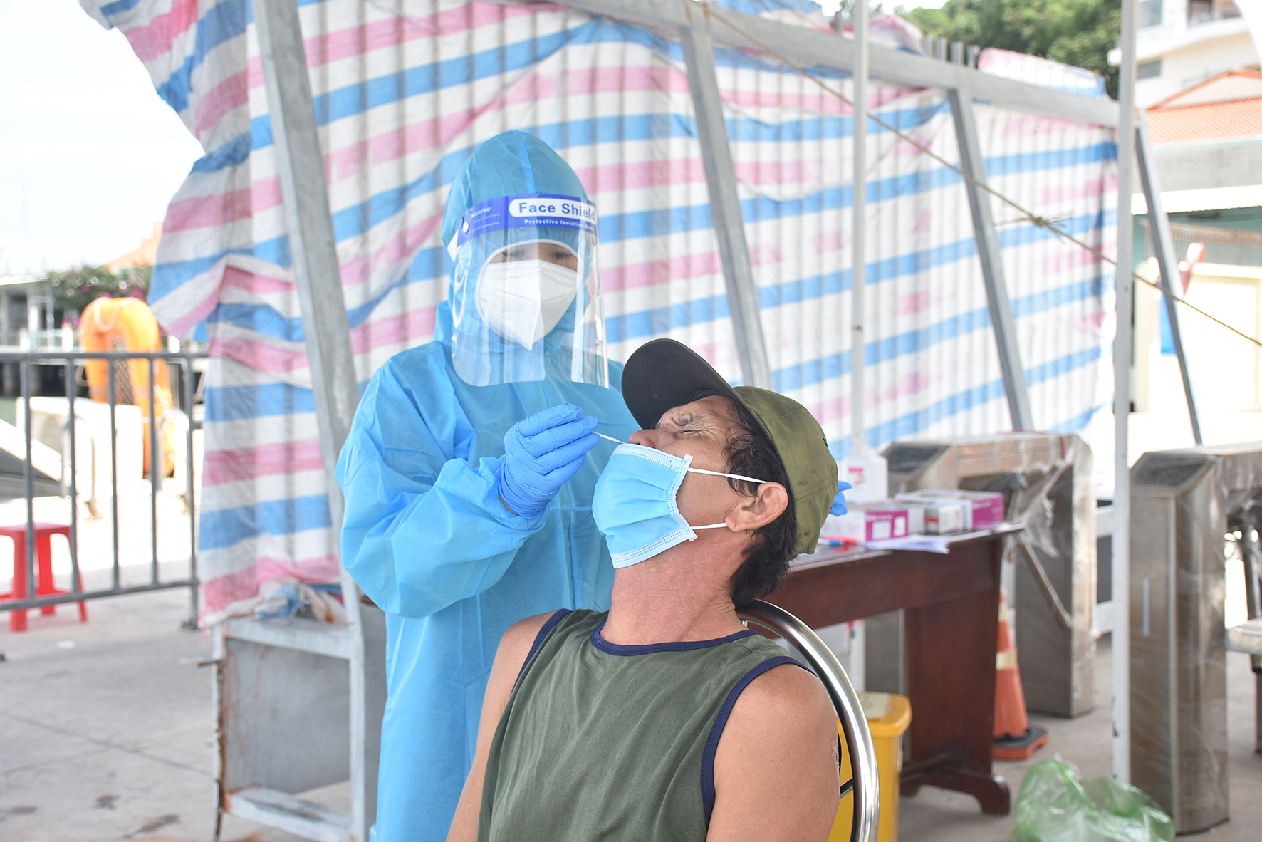 Ngư dân của tàu cá Bình Định test nhanh COVID-19 tại chốt kiểm dịch đặt tại Cảng vụ đường thủy nội địa (phường 5, TP. Vũng Tàu).