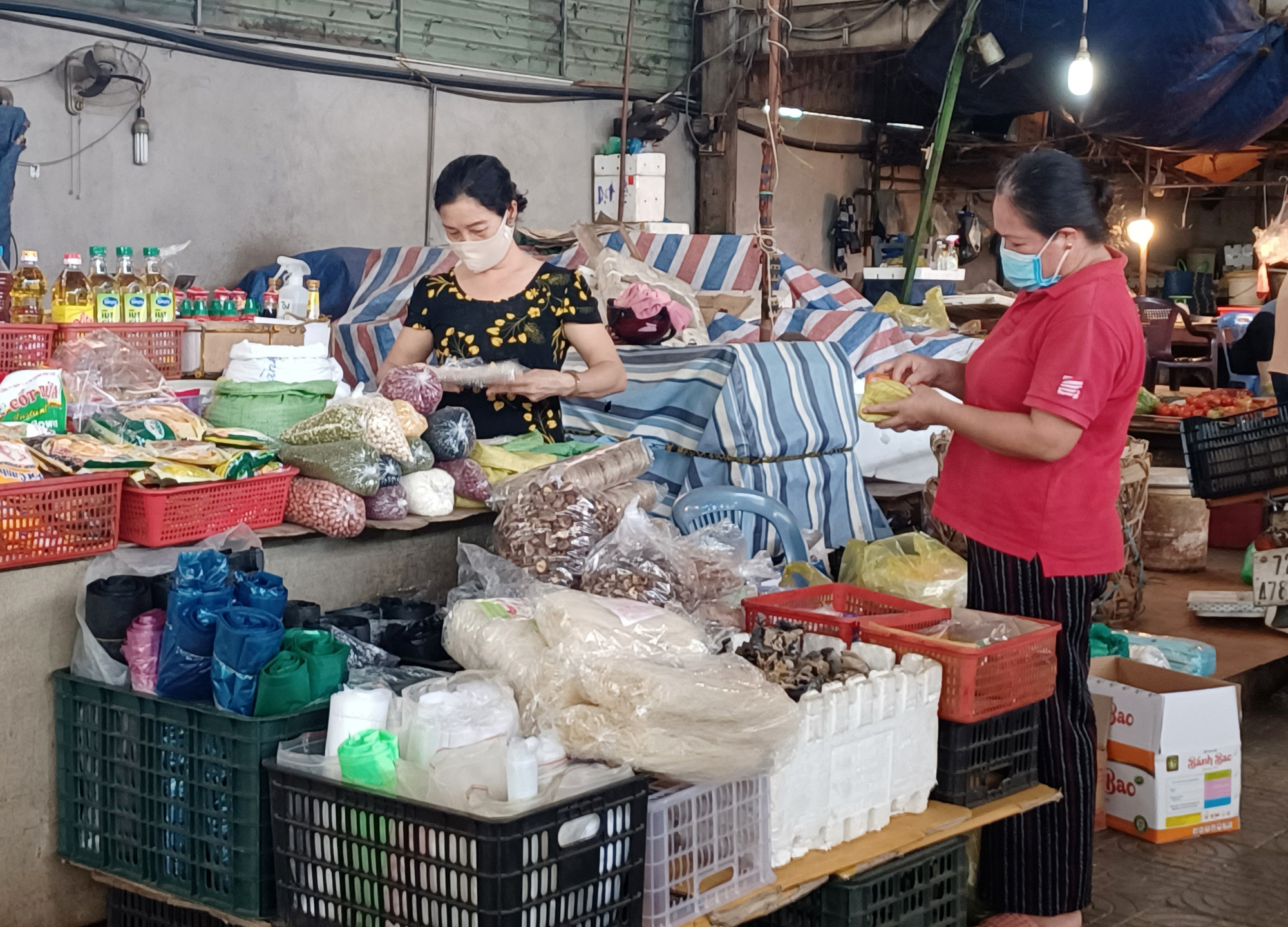 Người dân đi chợ Năm Tầng sáng 23/9.