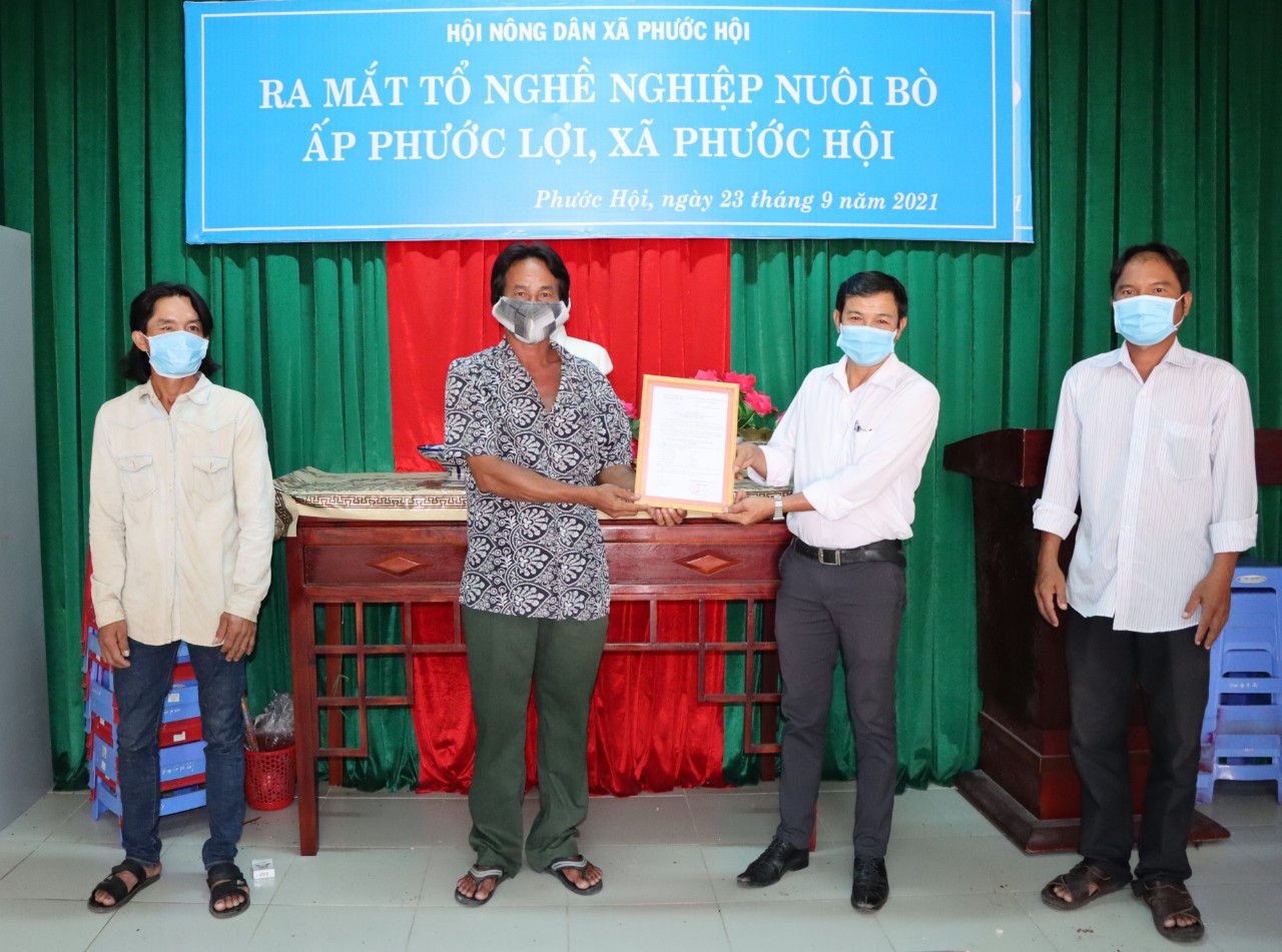 Đại diện Hội Nông dân xã Phước Hội trao quyết định thành lập Tổ hội nghề nghiệp chăn nuôi bò ấp Phước Lợi.