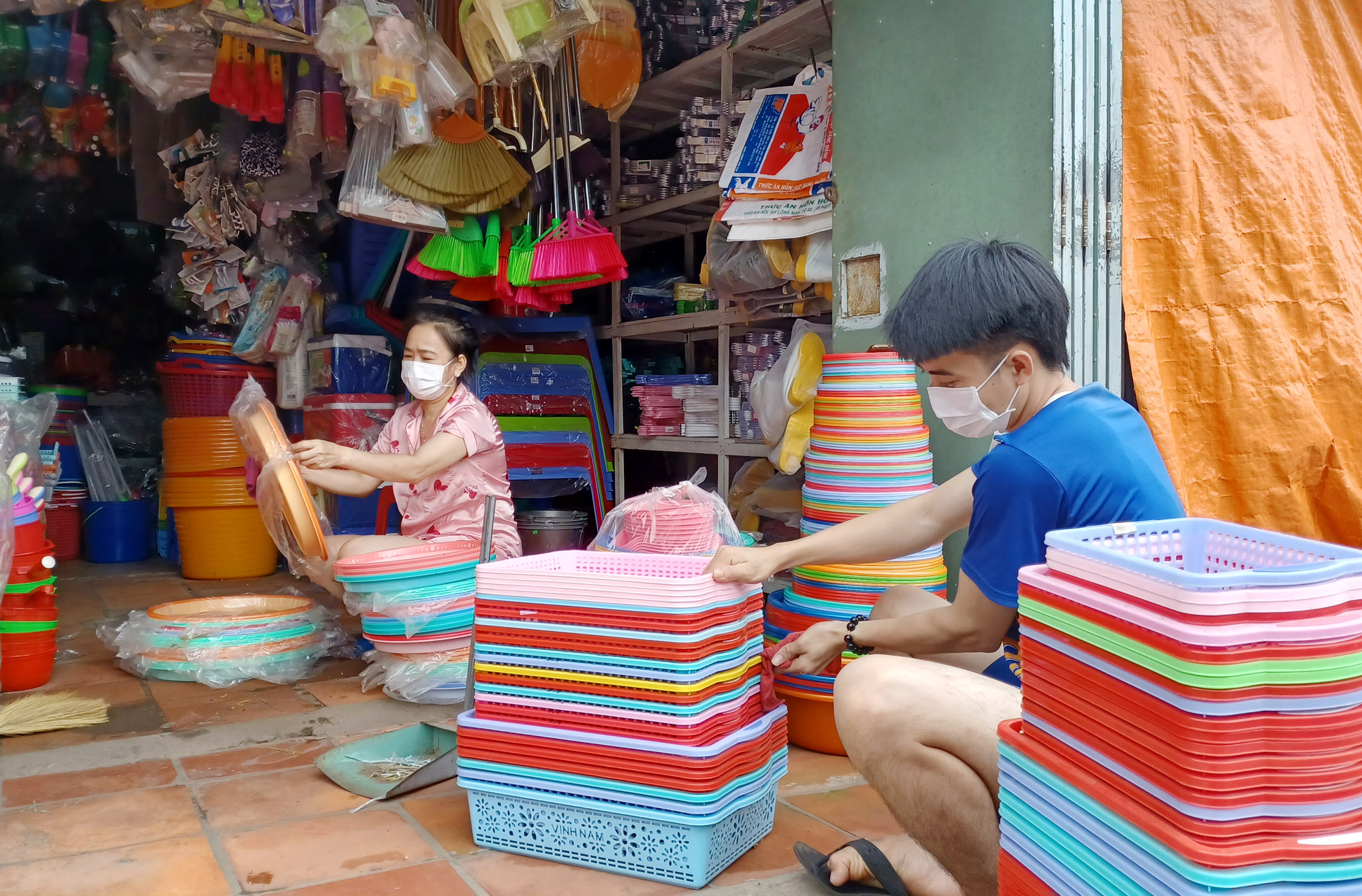 Tiểu thương chợ Bến Đình lau chùi hàng hóa, dọn dẹp cửa hàng sáng 23/9 chuẩn bị cho ngày kinh doanh trở lại.