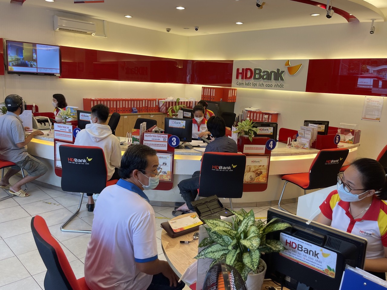 Khách hàng giao dịch tại HDBank Vũng Tàu chiều ngày 23/9.
