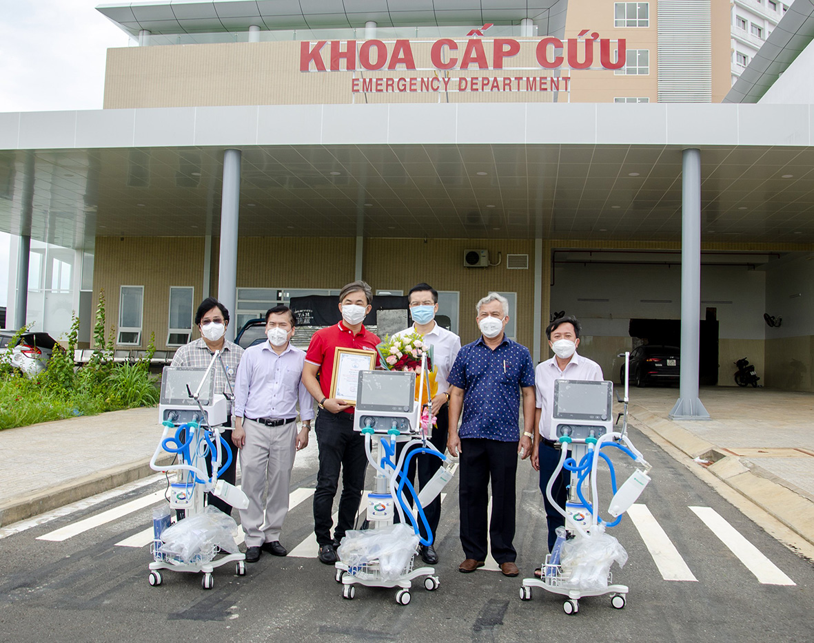 Đại diện các DN bàn giao trang thiết bị, vật tư y tế cho Ban Giám đốc Bệnh viện Vũng Tàu.