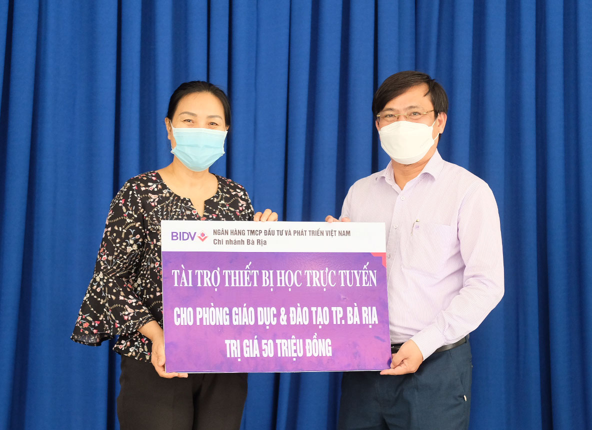 Ông Nguyễn Văn Nhân, Phó Giám đốc BIDV Bà Rịa trao tấm bảng tượng trưng tặng thiết bị cho Phòng GD-ĐT TP. Bà Rịa.