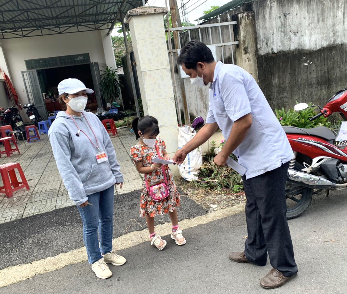 Hội Nông dân phường Phước Hòa (TX. Phú Mỹ) trao quà cho HS hiếu học tại địa phương.