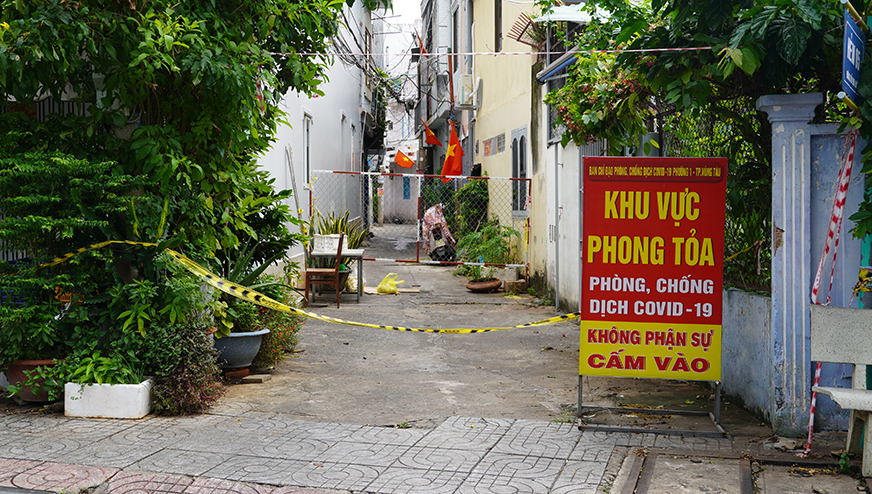 Khu phong tỏa hẻm 5 Thủ Khoa Huân, phường 1, TP.Vũng Tàu thực hiện nghiêm giãn cách xã hội theo Chỉ thị 16, không để phát sinh ca mắc mới trong khu phong tỏa để dỡ phong tỏa đúng hạn. ẢNH HUYỀN TRANG