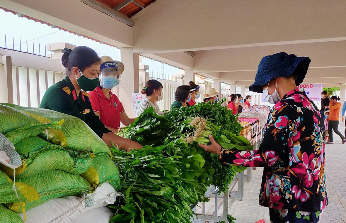 Người dân xã Lộc An mua rau xanh tại “Phiên chợ 0 đồng”.