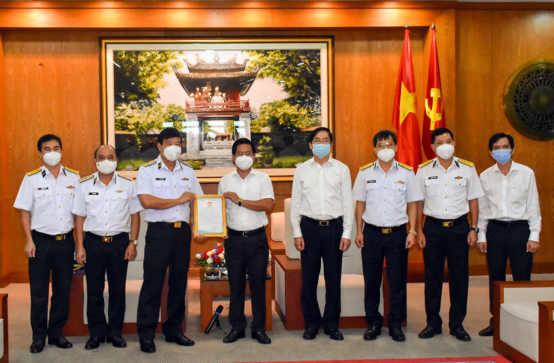 Ông Bùi Chí Thành, Ủy viên Ban Thường vụ Tỉnh ủy, Chủ tịch UBMTTQ Việt Nam tỉnh trao Thư cảm ơn Quân chủng Hải quân tặng 3 tỷ đồng hỗ trợ tỉnh BR-VT phòng, chống dịch COVID-19.