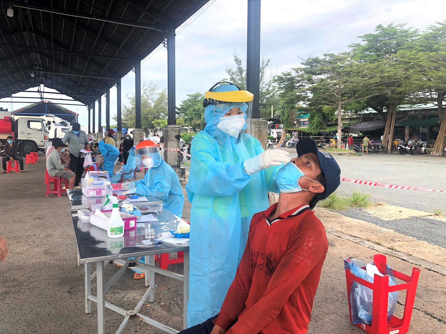 Các thuyền viên được tổ chức est kháng nguyên SARS-CoV2 tại cảng Lộc An trước khi lên tàu ra khơi.