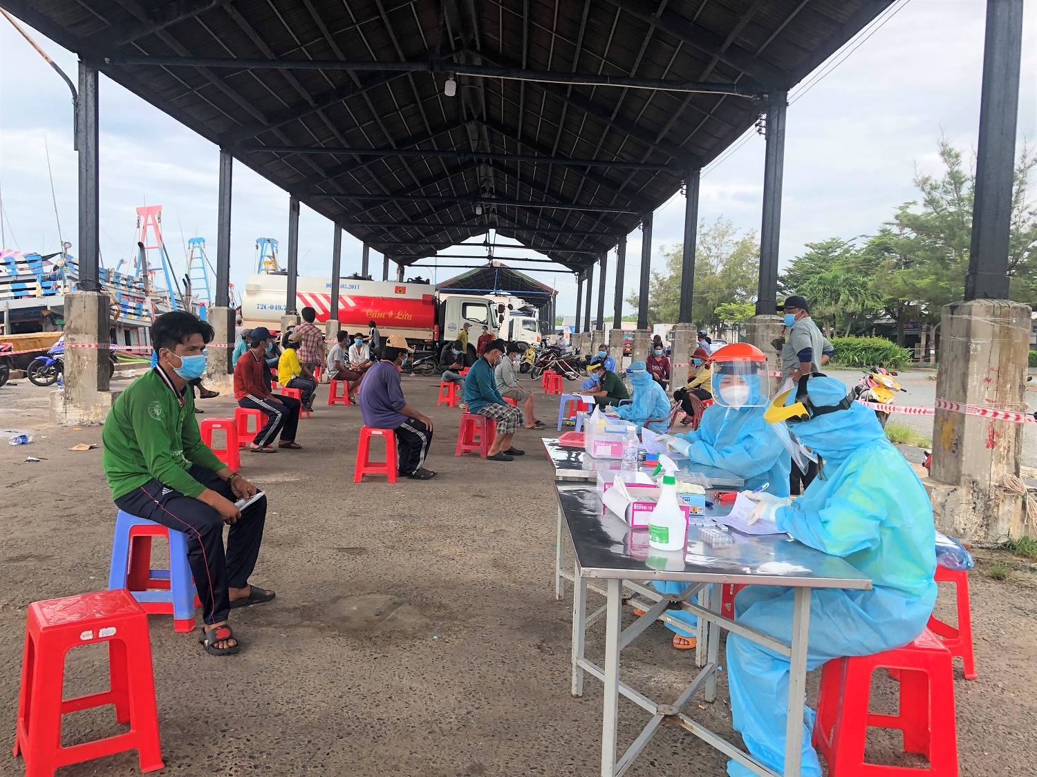 Các đơn vị y tế, Biên phòng cùng phối hợp hướng dẫn ngư dân các quy định về phòng, chống dịch trước khi xuất bến.