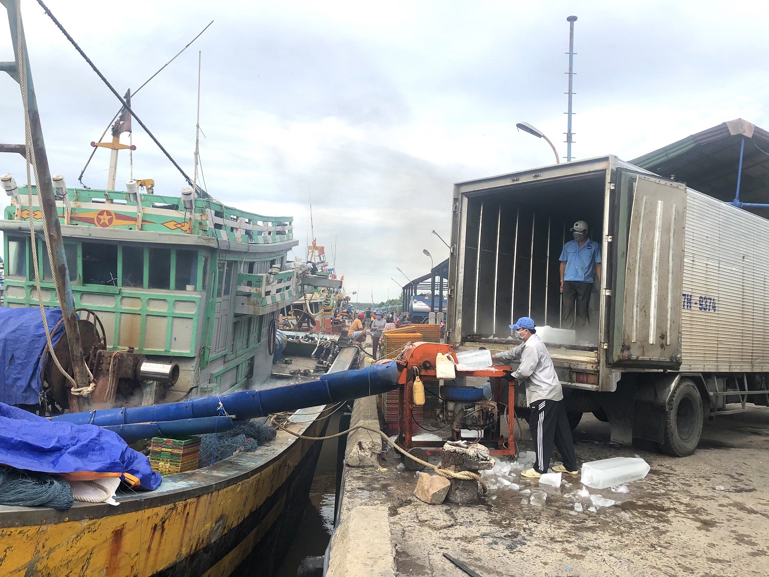 Các chủ tàu đủ điều kiện xuất bến tại cảng cá Lộc An chuẩn bị nhiên liệu, thực phẩm sẵn sàng ra khơi đánh bắt.