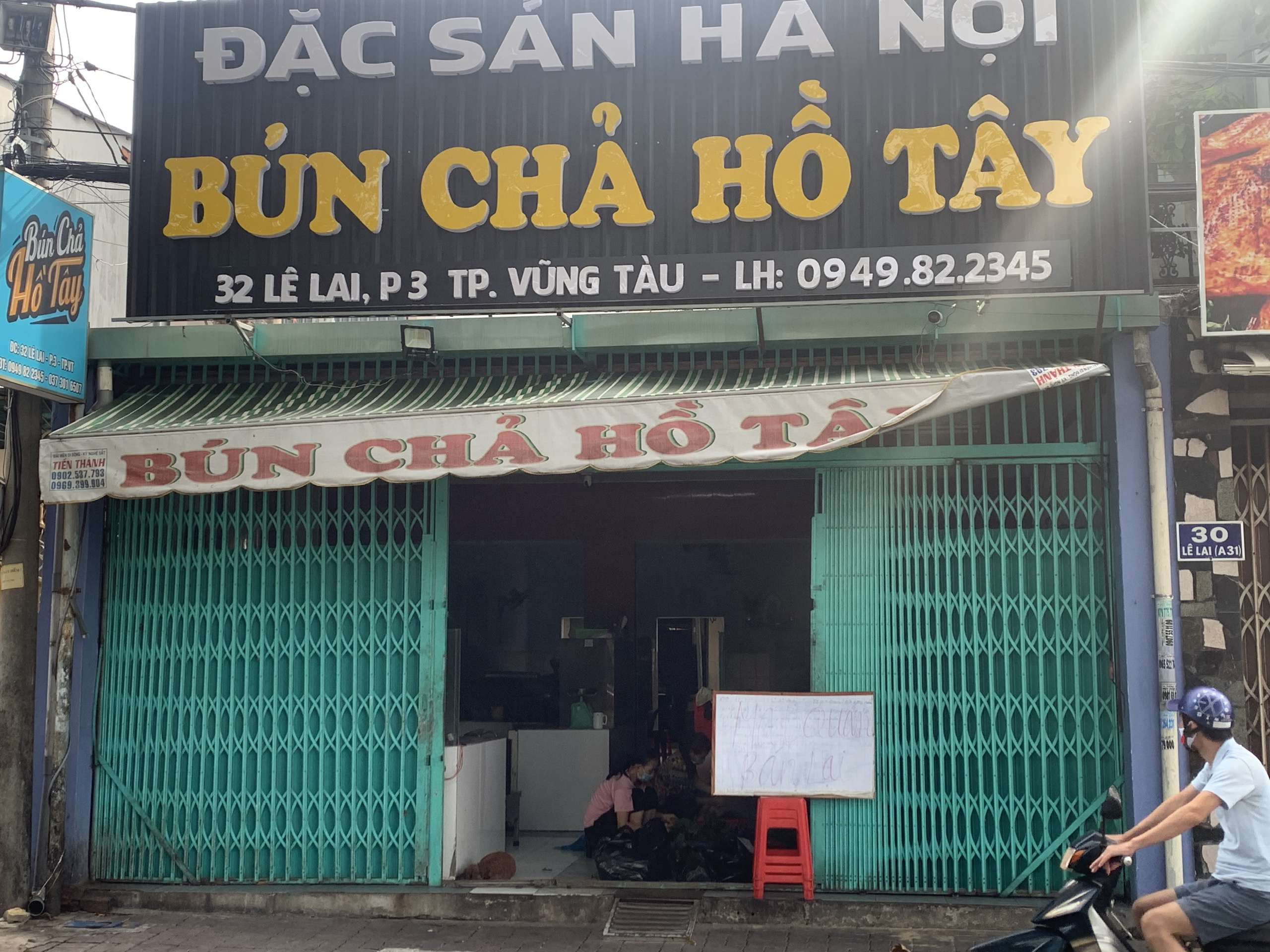 Bún chả hồ Tây cho nhân viên dọn dẹp và thông báo mở bán vào ngày 25/9.