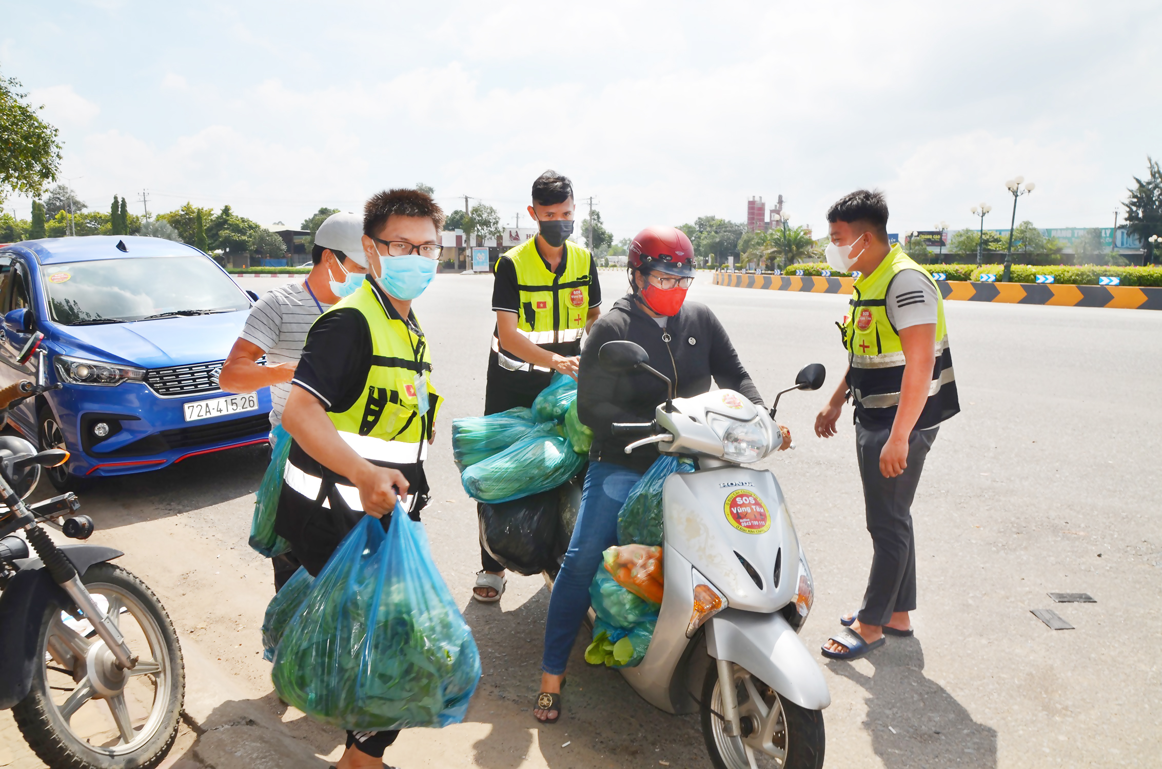 Các thành viên CLB SOS Vũng Tàu tập kết hàng chuẩn bị tặng người khó khăn.