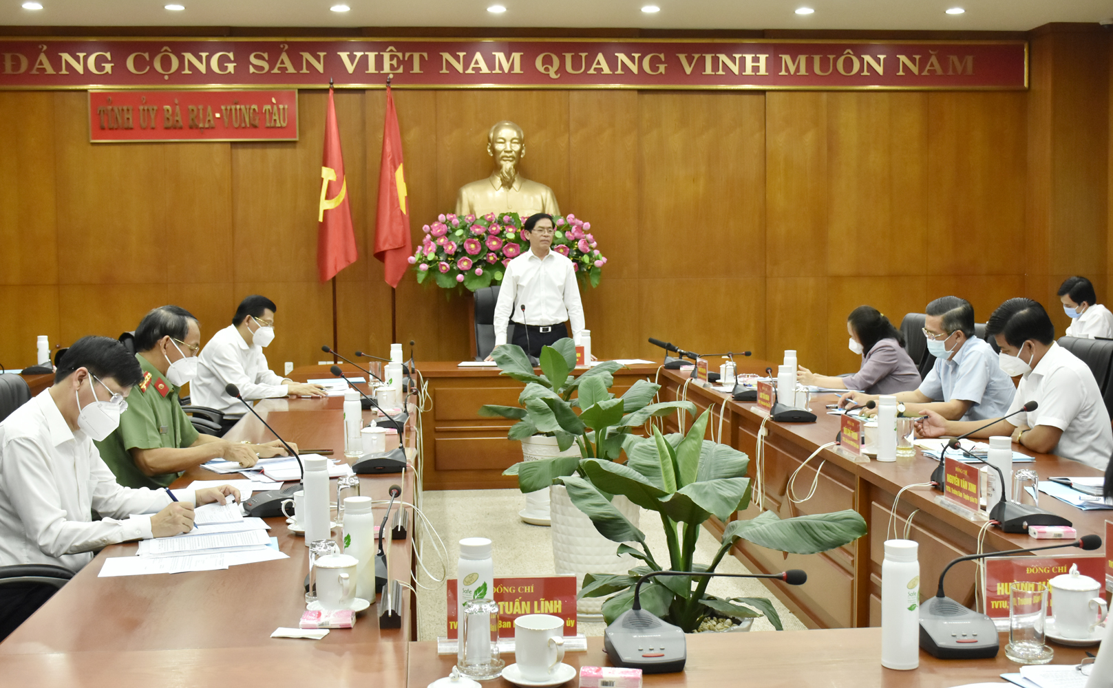 Ông Phạm Viết Thanh, Ủy viên Trung ương Đảng, Bí thư Tỉnh ủy, Chủ tịch HĐND tỉnh phát biểu tại cuộc họp. Ảnh: MỸ LƯƠNG