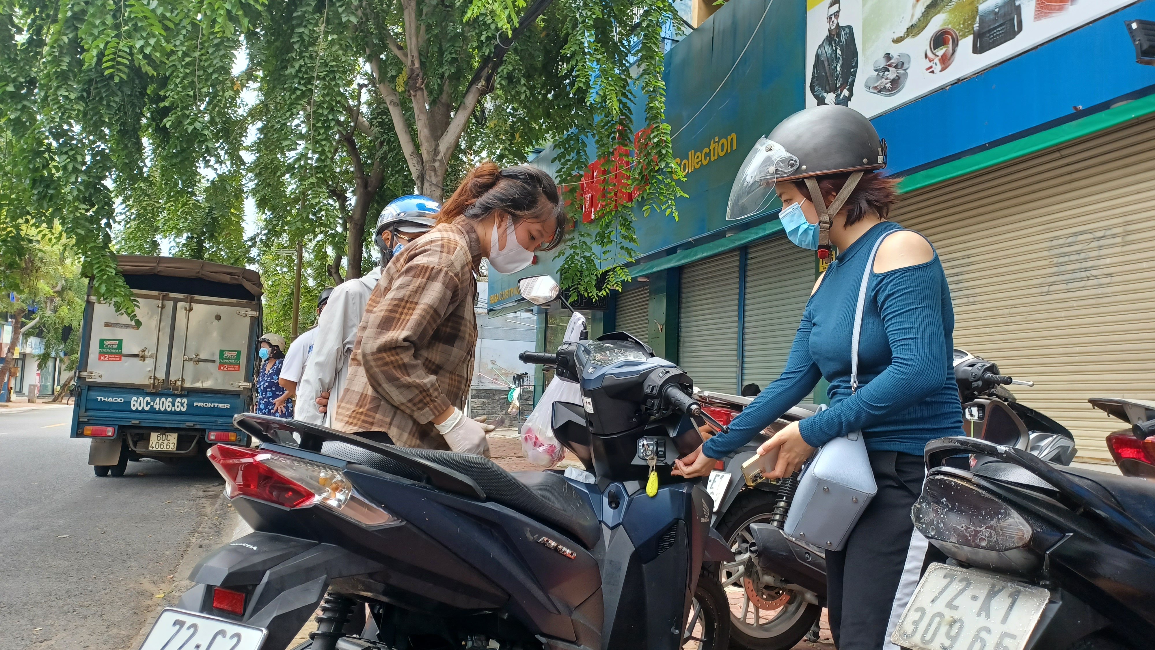 Nhân viên cửa hàng Honda Oanh trên đường Bacu, TP. Vũng Tàu kiểm tra xe cho khách chiều 24/9.