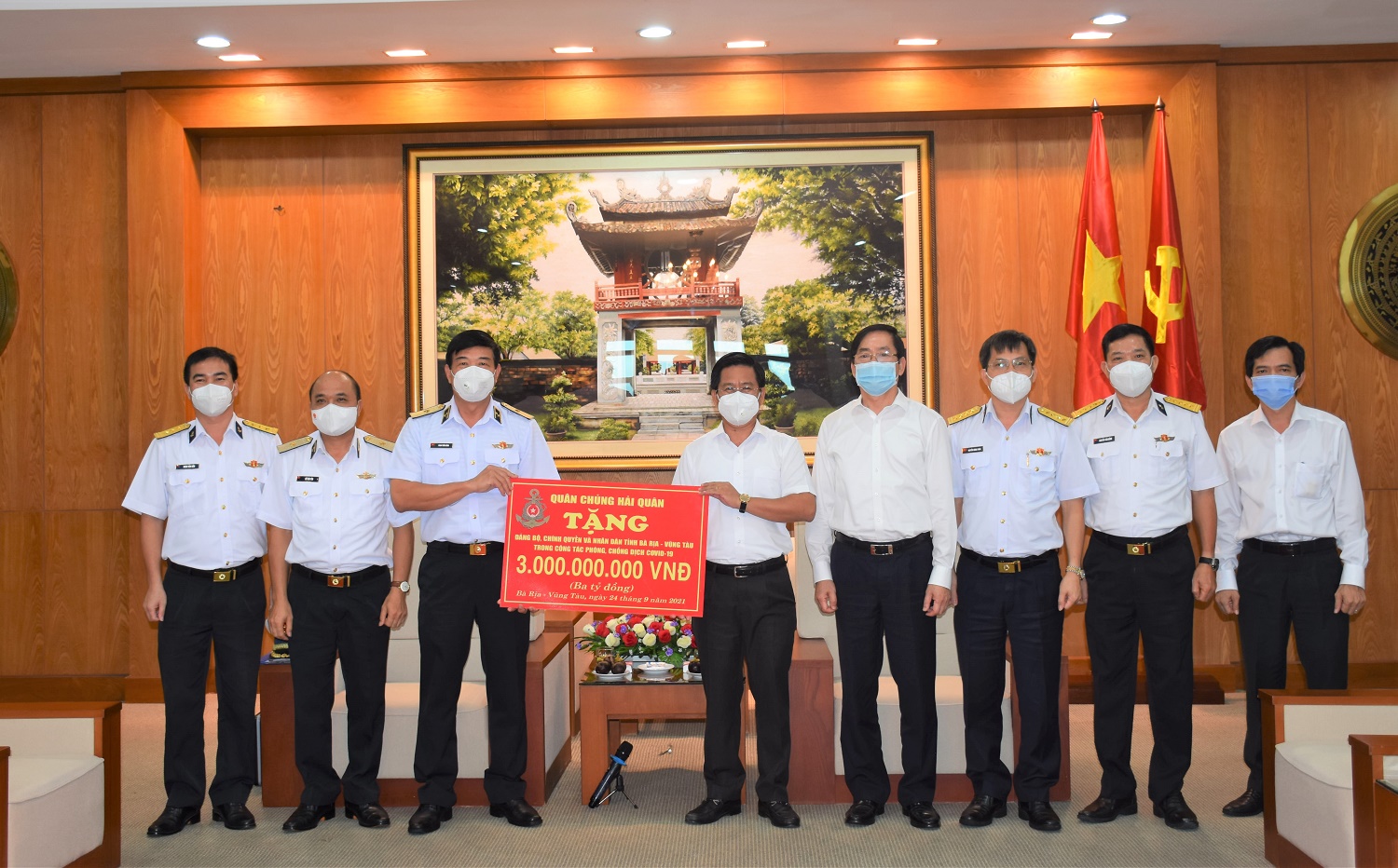 Bí thư Tỉnh ủy Phạm Viết Thanh cùng ông Bùi Chí Thành, Chủ tịch UBMTTQ Việt Nam tỉnh nhận bảng tượng trưng số tiền 3 tỷ đồng do Quân chủng Hải quân trao tặng.