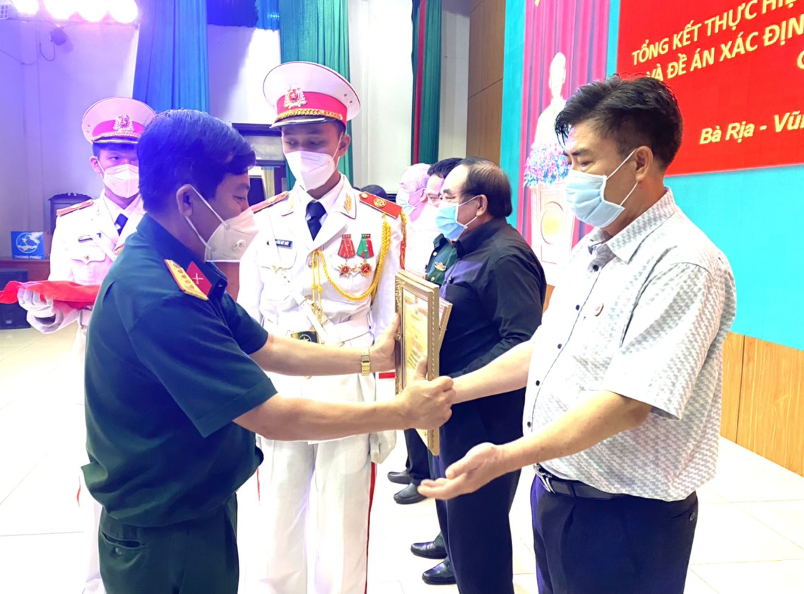 Đại tá Nguyễn Hoàng Tấn, Phó Chính ủy Bộ CHQS tỉnh trao Bằng khen của UBND tỉnh cho các cá nhân có thành tích xuất sắc trong thực hiện Đề án tiềm kiếm, quy tập và xác định hài cốt liệt sĩ còn thiếu thông tin giai đoạn 2013-2020.