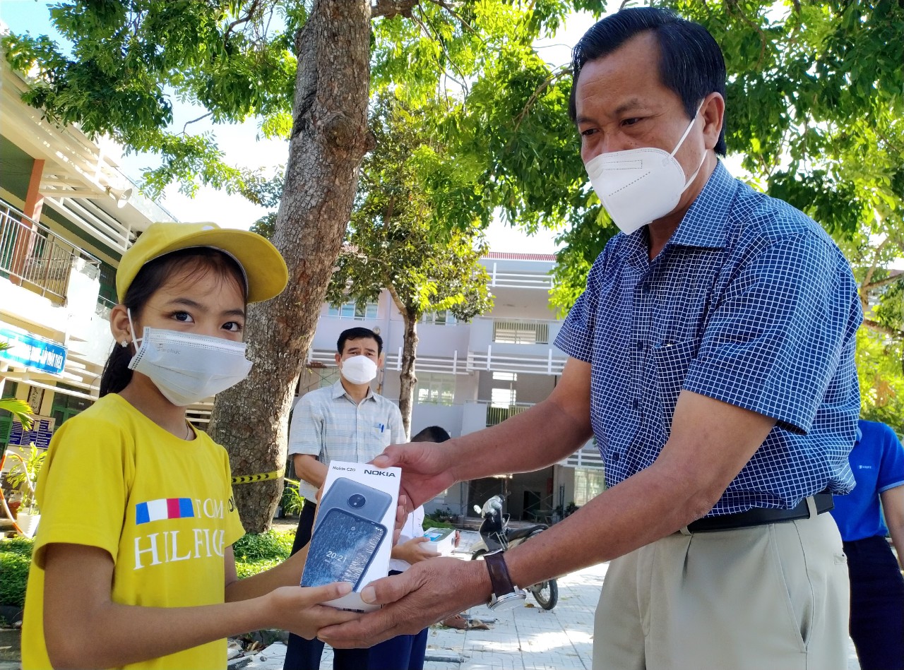 ông Nguyễn Hữu Lộc- Phó chủ tịch UBND huyện Xuyên Mộc tặng điện thoại thông minh cho học sinh nghèo trường tiểu học Huỳnh Minh Thạnh ở thị trấn Phước Bửu