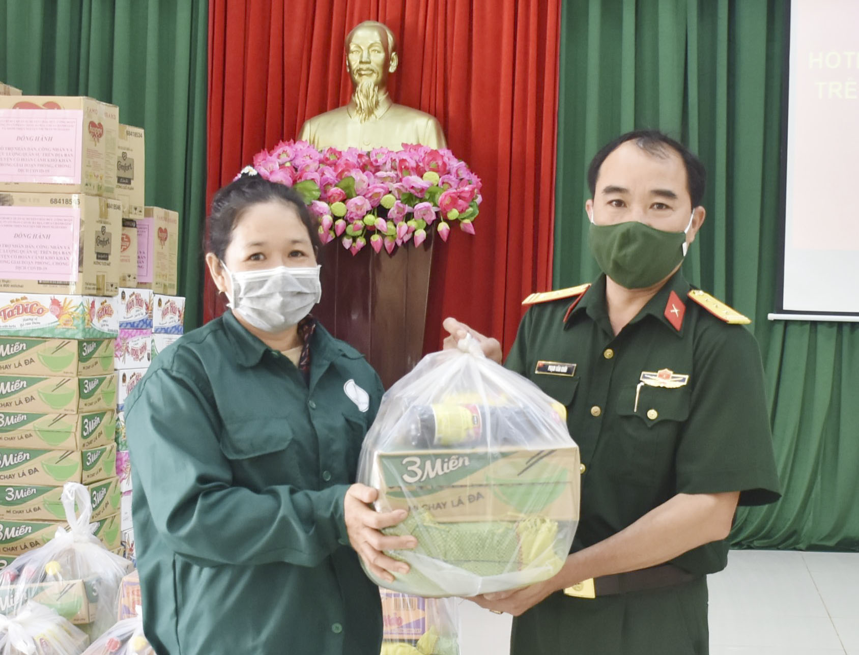 Đại diện Ban CHQS huyện Châu Đức trao quà cho gia đình công nhân Công đoàn Công ty CP Cao su Bà Rịa có hoàn cảnh khó khăn.