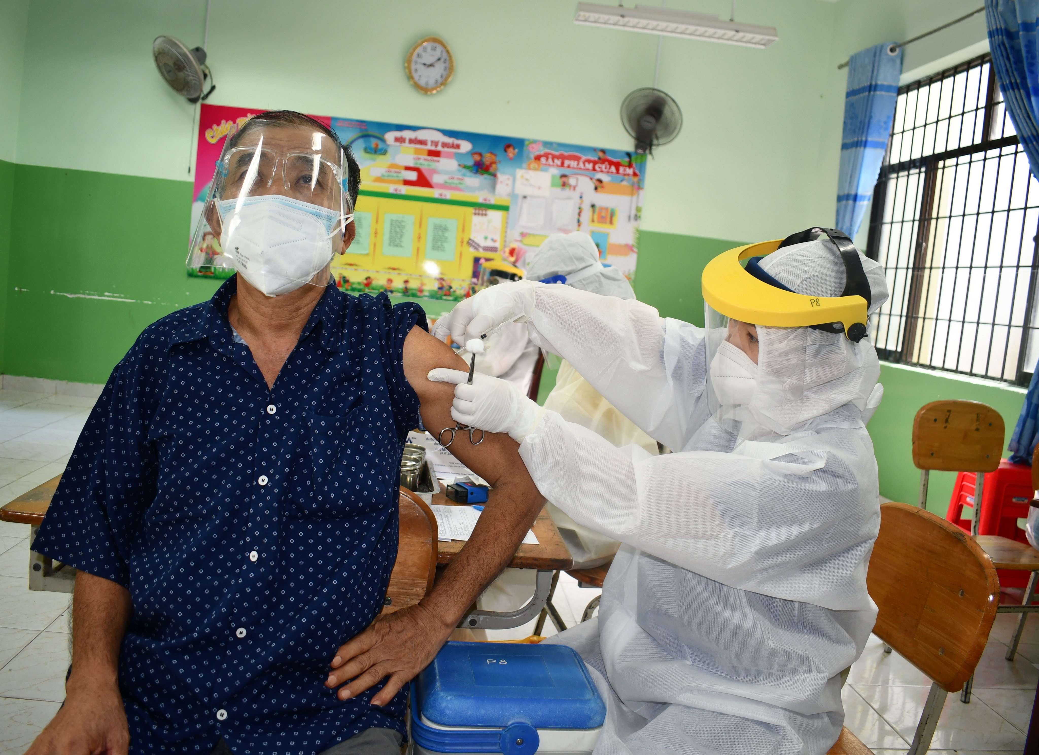 Nhân viên y tế tiêm vắc xin phòng COVID-19 cho người dân trên địa bàn thành phố, sáng 25/9. Ảnh HUYỀN TRANG