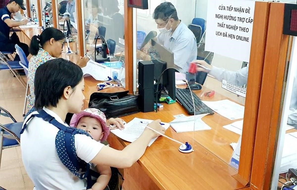 Lao động làm thủ tục hưởng bảo hiểm thất nghiệp. Ảnh: Vietnam+