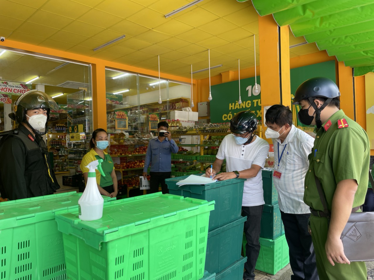 Ngày 26/9, lực lượng chức năng phường Nguyễn An Ninh lập biên bản cửa hàng Bách Hóa Xanh (đường Trương Công Định, phường Nguyễn An Ninh) do không bảo đảm phòng, chống dịch.