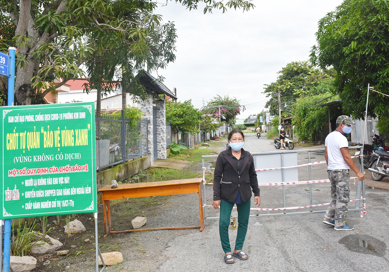 Bà Phạm Đình Thị Tú Uyên tham gia trực chốt bảo vệ vùng xanh.