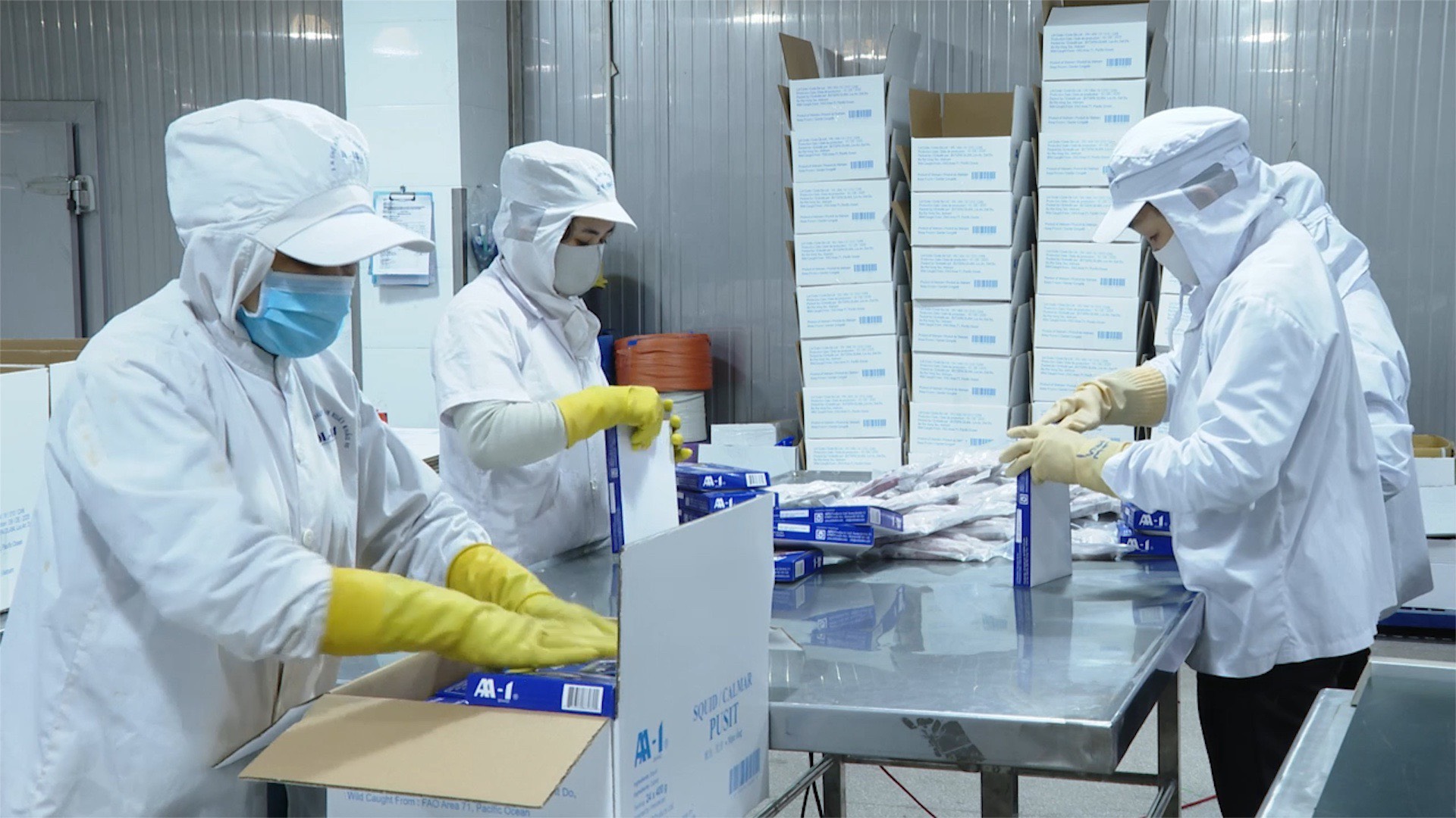 Dịch COVID-19 đã khiến nhiều DN nhỏ và vừa gặp khó khăn. Trong ảnh: Công nhân Xí nghiệp 3, Công ty Baseafood thực hiện 